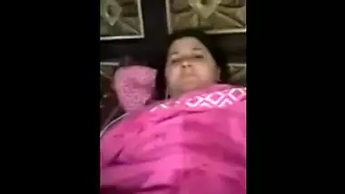 Phone conversation doesn't prevent Desi woman from doing XXX things